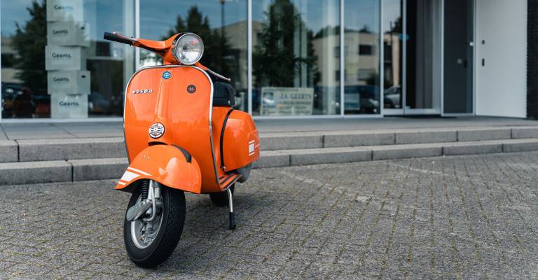 Oranje scooter
